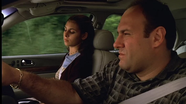 En la foto se ve a Tony Soprano conduciendo un auto con Meadow de copiloto.